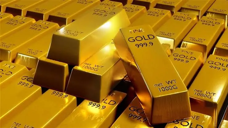 الذهب يتراجع بأكثر من 200 دولار للأونصة