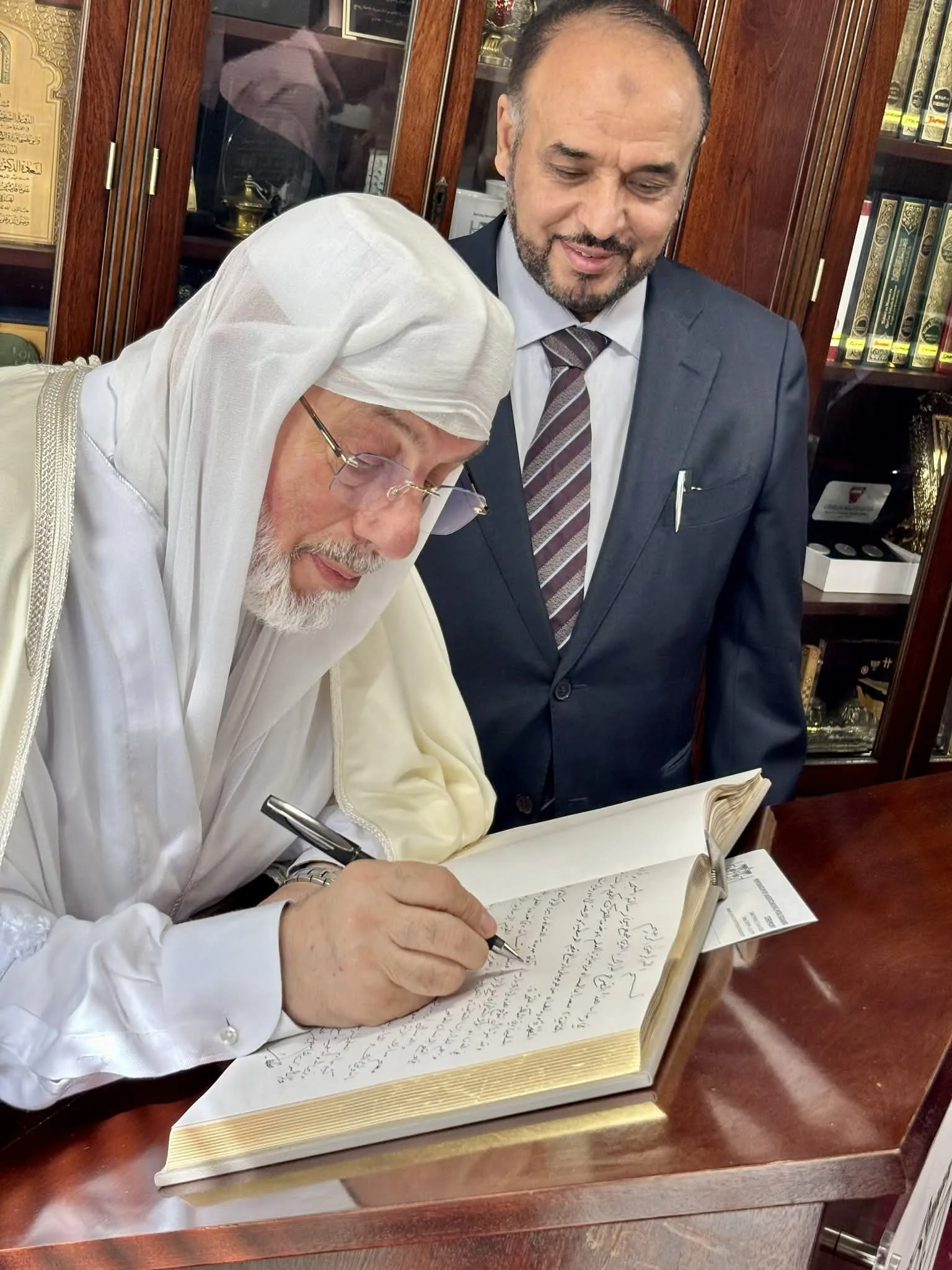 الحسيني يدون كلمة في السّجلّ الذّهبيّ للمركز الثّقافيّ الإسلاميّ بلندن
