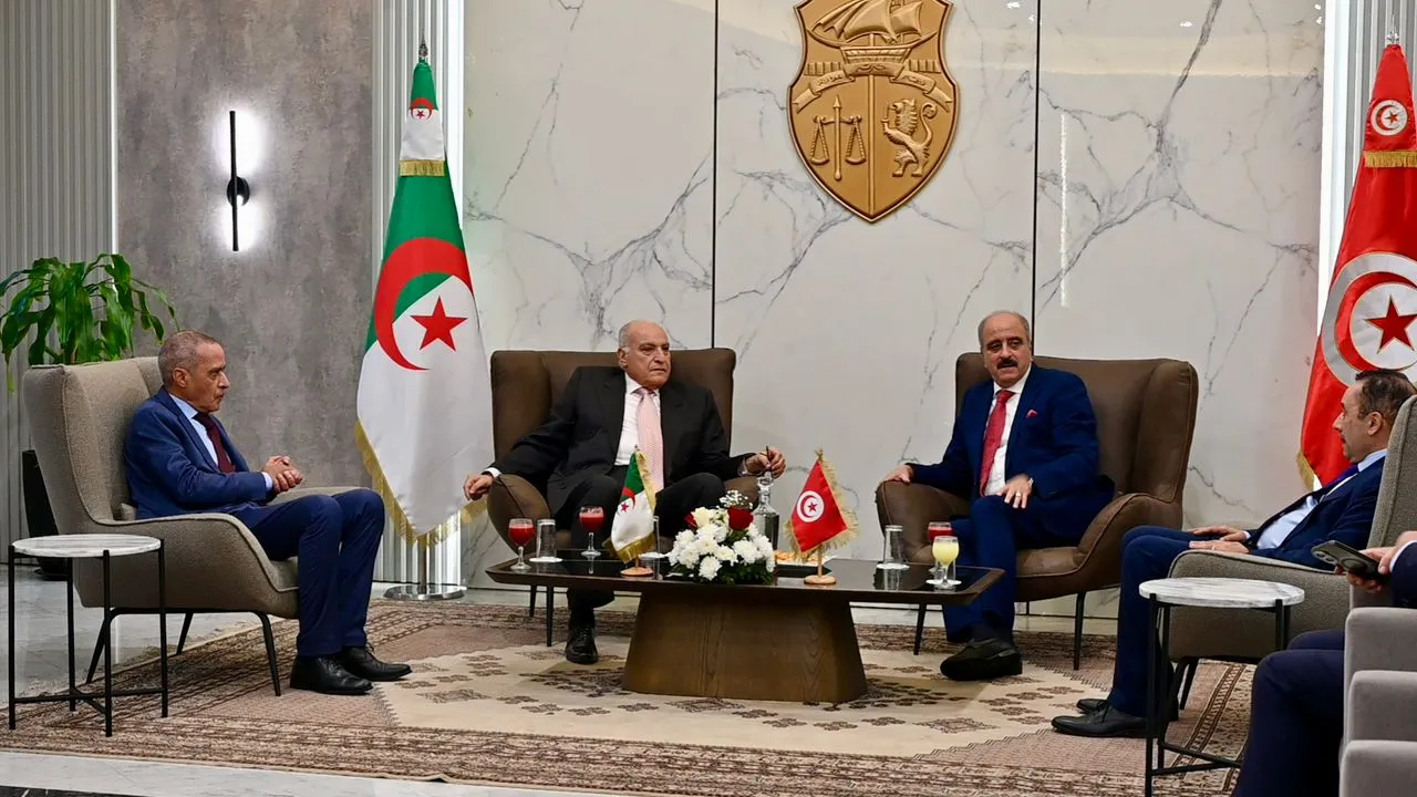 انطلاق أشغال اجتماع لجنة المتابعة الجزائرية – التونسية