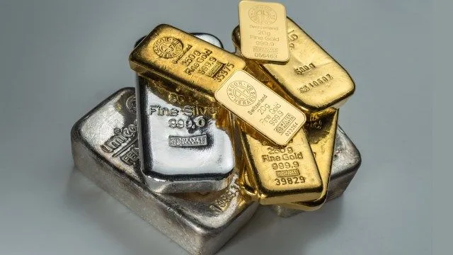 تراجع الذهب وارتفاع أسعار الفضة في المعاملات الفورية