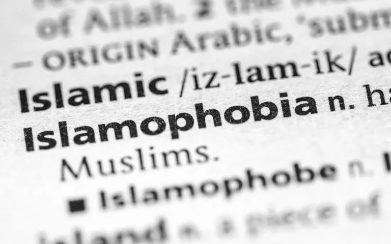 هل تتحول مكافحة الإسلاموفوبيا إلى قانون صامت ضد حرية الرأي في بريطانيا؟