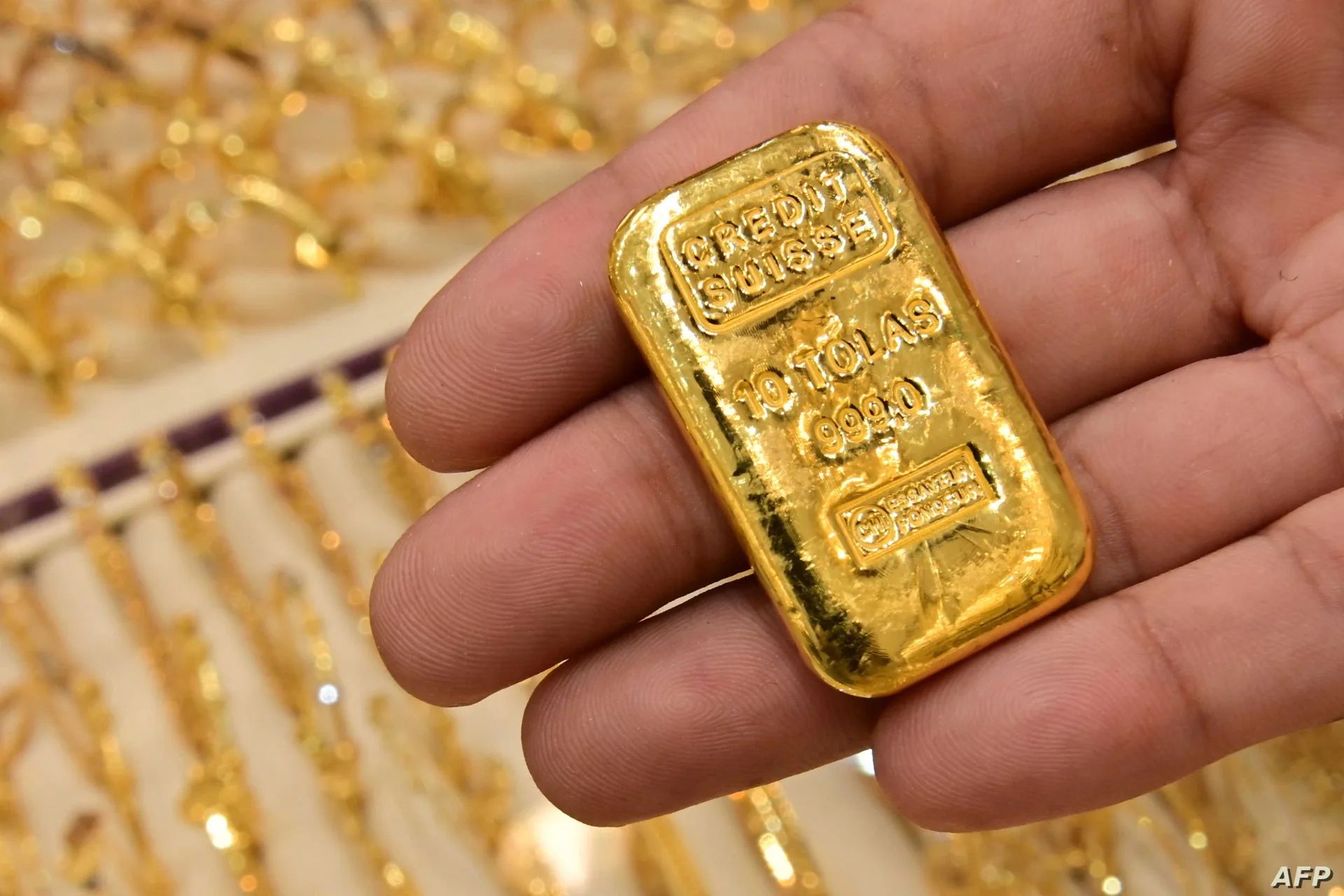 الذهب يتراجع أسبوعياً مع ضغوط التضخم وتوقعات رفع الفائدة