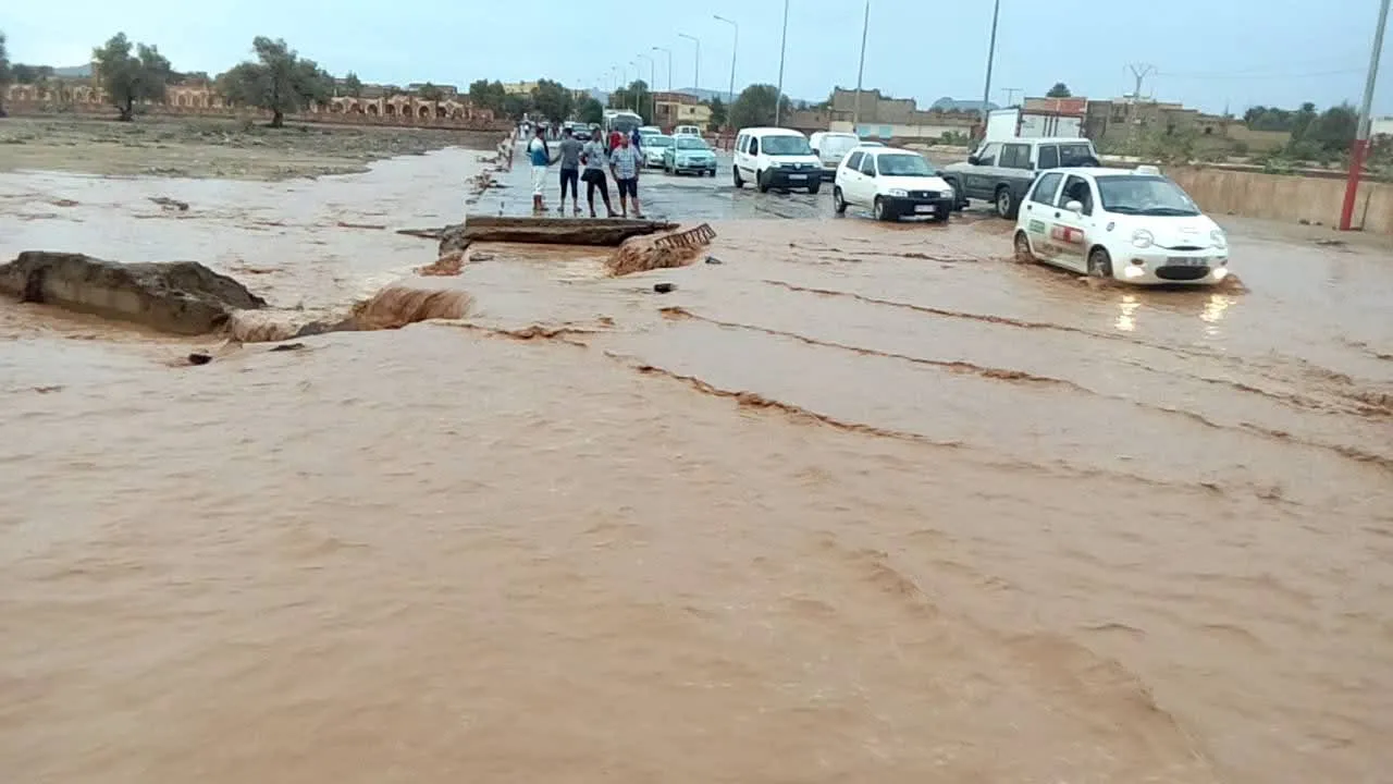 الحماية المدنية: إنقاذ 54 شخصا كانوا عالقين داخل حافلة بتيكجدة