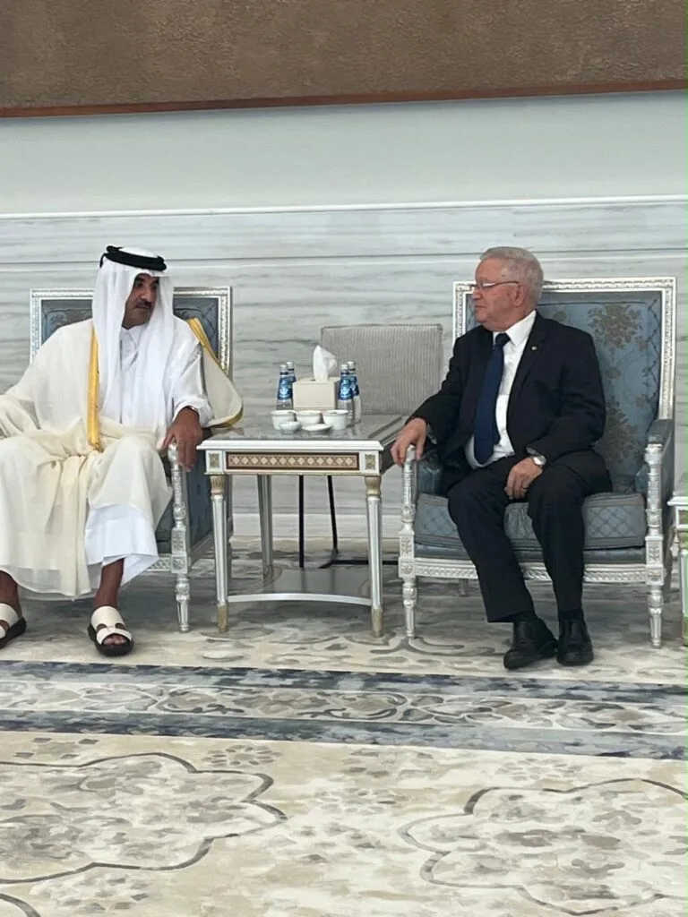 بتكليف من رئيس الجمهورية.. عزوز ناصري يسلّم رسالة تعزية إلى أمير قطر