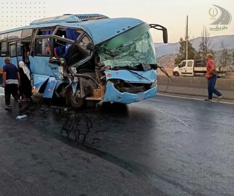 حادث اصطدام بين حافلة وشاحنة يخلف 10 مصابين في البويرة