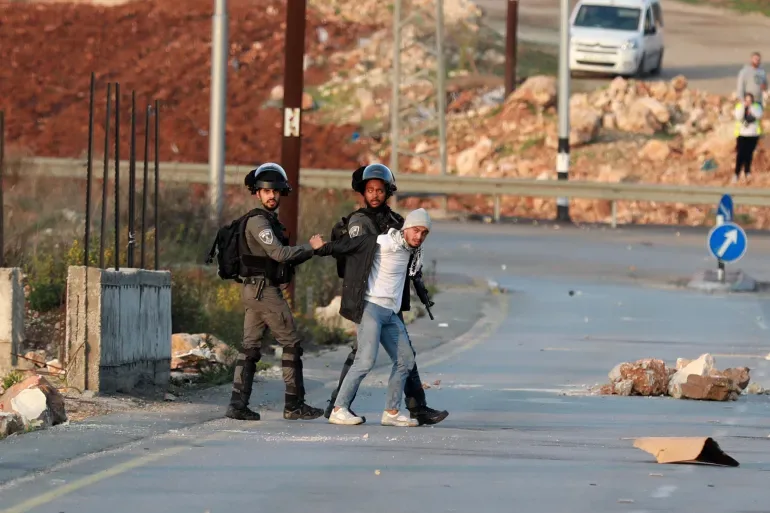 اعتقال عشرات الفلسطينيين خلال اعتداءات متواصلة على الضفة الغربية